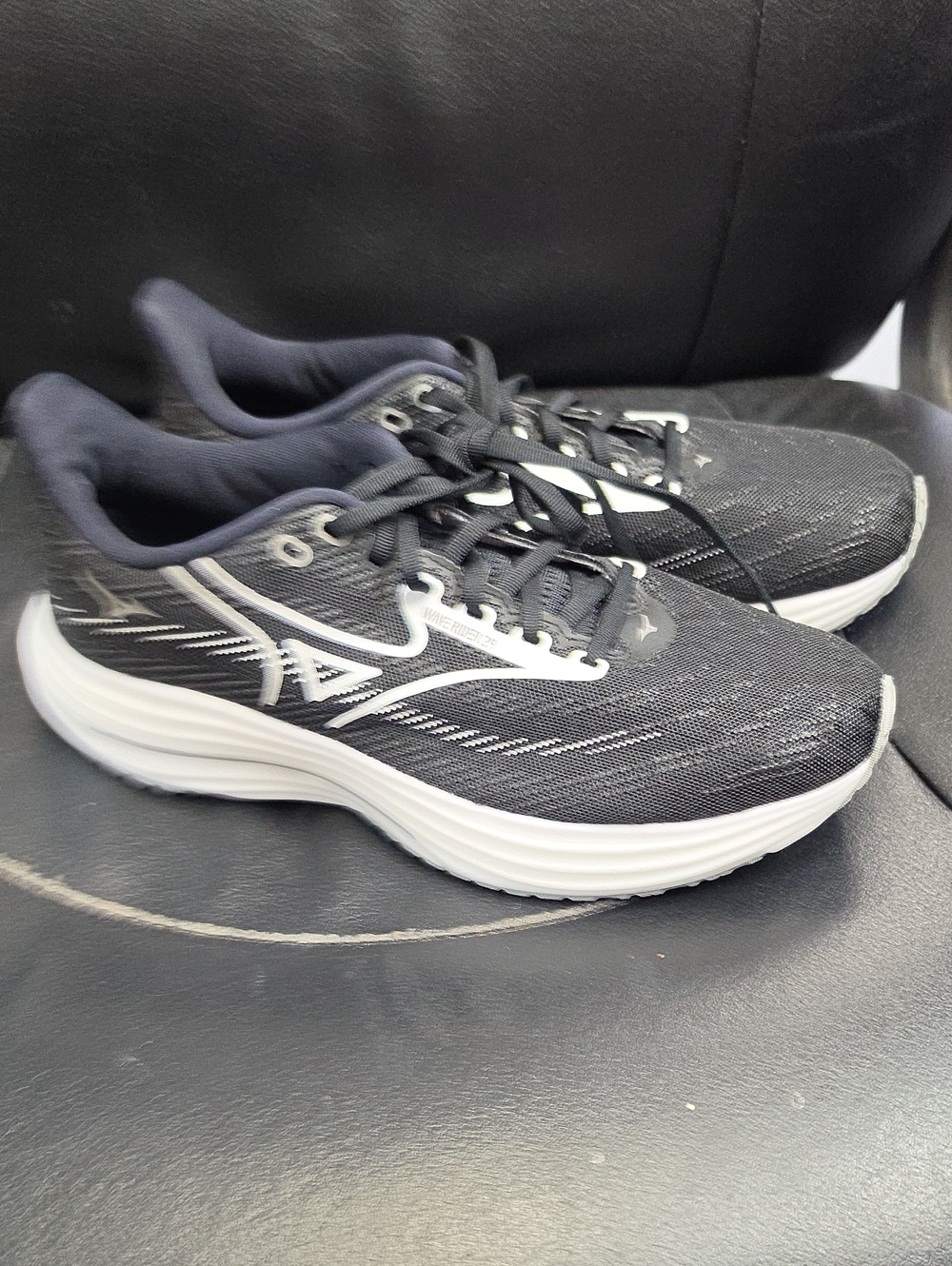 Mizuno Men's Black and White Athletic Running Shoes